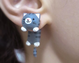 Ohrringe in Form einer grauen getigerten Katze, Schmuck aus Polymerclay, Ohrstecker