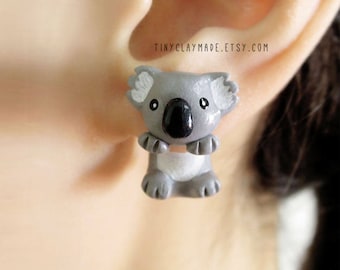 Handgemachte graue Koala Ohrringe aus Polymer Clay: Entzückende zweiteilige Tier Schmuck für Koala Liebhaber.