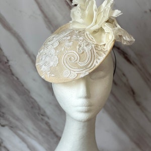 Bridal Cream Fascinator, Cream Lace Fascinator, Cream White Wedding Fascinator, Elegant Headpiece hats, Bridal Hat