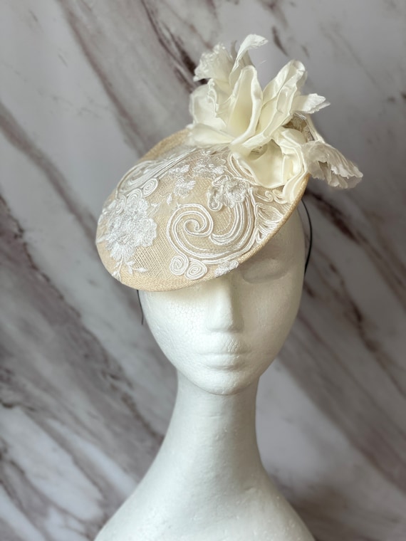 Elegant Vintage White and Cream Lace Women\'s Fadcinator Wedding Bridal Hat White Fascinator & Hatinator for Weddings- Elegance Hatinator main image 4