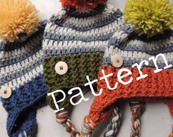 Puede incluir: Tres gorros de ganchillo hechos a mano con pompones y lazos trenzados. Los gorros presentan secciones azules, verdes y naranjas, con patrones de rayas y detalles de botones de madera. El texto "pattern" es visible.