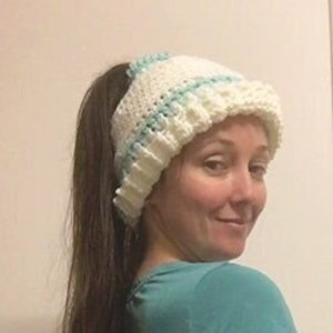 Crochet Ponytail or Messy Bun Hair Hat Pattern. DIY beanie with ribbed cuff & adjustable sizing. Textured and chunky a great gift image 4