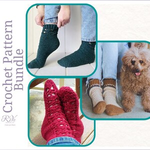 Könnte beinhalten: Häkelsocken-Musterpaket mit drei verschiedenen Stilen: ein grünes Paar mit einem Spitzenmuster, ein rotes Paar mit einem Zopfmuster und ein beiges Paar mit einem braunen Bündchen. Der Text "Crochet Pattern Bundle" und "Make 3 Different Crochet Socks!" ist auf dem Bild zu sehen.
