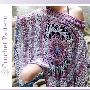 Può includere: Uno schema per un poncho all'uncinetto con un design a mandala in tonalità viola e grigio. Lo schema è disponibile per l'acquisto. "Desert Dreams Poncho" e "Wearable Mandala Fashion" sono scritti sull'immagine.