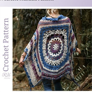 Può includere: Uno schema per un poncho all'uncinetto con un grande motivo a mandala in tonalità di blu, bianco e viola. Lo schema si chiama "Desert Dreams Poncho" ed è descritto come "Wearable Mandala Fashion".