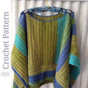 Puede incluir: Un poncho de ganchillo hecho a mano en tonos verdes, turquesa y azul. El poncho presenta un diseño a rayas con un patrón de puntadas texturizadas. Las palabras "Crochet Pattern" están impresas verticalmente en el lado izquierdo de la imagen.