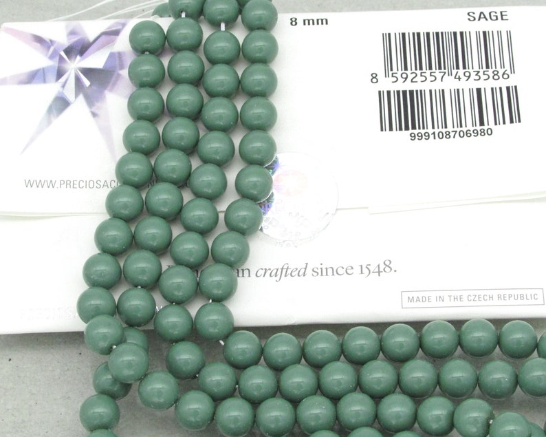 Pu&ograve; includere: Un filo di perline rotonde in vetro verde salvia da 8 mm. Le perline sono lisce e hanno una finitura opaca. Le perline sono infilate su un filo trasparente. Le perline sono confezionate in un sacchetto bianco con il testo "SAGE" e "8 mm" stampato su di esso.