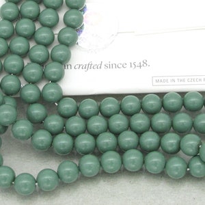 Pu&ograve; includere: Una collana di perline rotonde in vetro verde. Le perline sono lisce e hanno una finitura opaca. Le perline sono infilate su un filo trasparente.