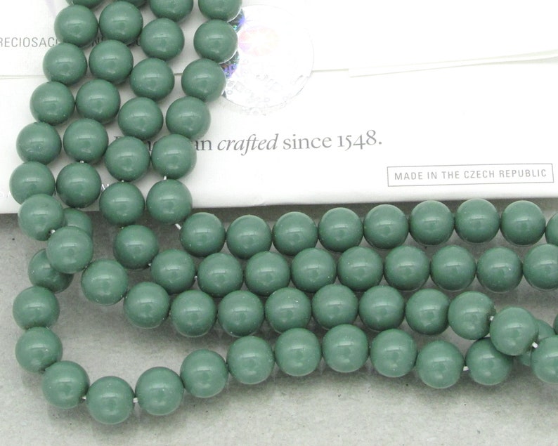 Pu&ograve; includere: Una collana di perline rotonde in vetro verde. Le perline sono lisce e hanno una finitura opaca. Le perline sono infilate su un filo trasparente.