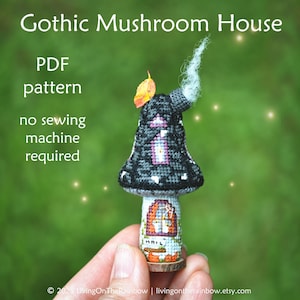 Op de afbeelding: Een miniatuur Gothic Mushroom House, een grillig knutselproject. De zwart-witte paddenstoelenkap heeft een schoorsteen met rook. De basis heeft een kleine deur met het woord "MAIL". De tekst luidt "PDF-patroon, geen naaimachine vereist".