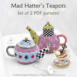Può includere: Due teiere a punto croce con il testo Mad Hatter's Teapots Set of 2 PDF patterns. Una teiera è azzurra con motivi di carte, l'altra è viola con numeri e un orologio. Include un set di due tazze da tè in miniatura con i relativi piattini.