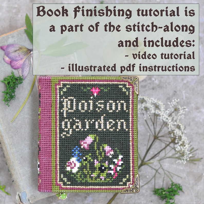 Op de afbeelding: Een klein, met de hand gestikt boek getiteld "Poison Garden" met een roze en groene omslag. Het boek is versierd met een kruissteekontwerp van bloemen en een zwarte kat.