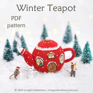 Puede incluir: Una tetera roja hecha a mano con lunares blancos y un borde blanco, que se asemeja a una cabaña de invierno. La tetera tiene un asa y un pico, con figuras en miniatura y el texto "Winter Teapot PDF pattern".