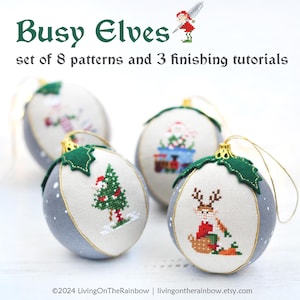 Peut inclure: Ensemble de huit motifs de point de croix pour des ornements de Noël représentant des lutins, le Père Noël, un renne et un sapin de Noël. Les motifs sont imprimés sur un tissu blanc avec un fond gris et des accents de houx vert. Les motifs font partie d'un ensemble qui comprend trois tutoriels de finition.