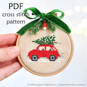 Modèle de point de croix de voiture de Noël. Voiture rouge avec arbre au point de croix. Modèle de point de croix de Noël. Voiture de Noël avec arbre au point de croix PDF