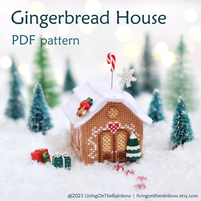 Op de afbeelding: Een kruissteekpatroon voor een gingerbreadhuis met snoepstokken, sneeuwvlokken en kleine kerstboomversieringen. Het huis staat op een besneeuwde ondergrond met kleine ingepakte cadeautjes ervoor. De tekst "Gingerbread House PDF pattern" staat bovenaan de afbeelding.