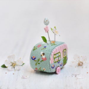 Camping Cross Stitch Pattern. Vintage Trailer Cross Stitch. Spring Cross Stitch Pattern. Retro Camper Cross Stitch. Easter Cross Stitch 3D zdjęcie 4