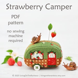 Puede incluir: Un cojín para alfileres en forma de caravana verde, marrón y roja, con fresas y caracoles. El texto dice "Strawberry Camper" y "PDF pattern". El diseño no requiere máquina de coser.