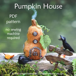 Può includere: Una casa a forma di zucca arancione con camino, finestre e porta, con il testo "Pumpkin House" e "PDF pattern". Due corvi neri e un cartello "BEWARE" sono nella scena. Non è richiesta la macchina da cucire.
