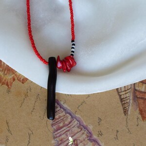 Kette mit schwarzem Koralle Stäbchen und roten Glasperlen, Abendkleid, Geburtstag, Verlobung, Sommerlaune