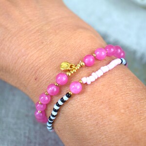ARMBAND set, 2 stuks, vrolijke kleuren, roze jade, rocailles zwart, wit, roze, magenta, boho, ster hanger goud