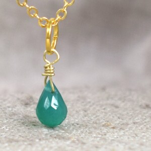 Gold necklace with green stone, necklace with green onyx, gold necklace with drop pendant, gift tensions, relief stress fears