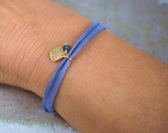 Luxus Armband aus Seidenjersey mit Jade und vergoldenem Strassanhänger, unkompliziert, blaue Seide, Pavé Charm, blaue Jade