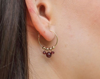 Boucles d'oreilles créoles fines grenat. Cerceaux minimaux modernes. Boucles d'oreilles créoles simples. Des cerceaux perlés pour elle. Boucles d'oreilles grenat. Pierre de naissance de janvier.