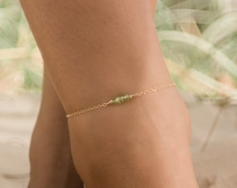 Green peridot ankle bracelet. Peridot anklet. Handmade jewelry gift for her. Green gemstone anklet. August birthstone crystal anklet.