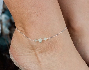 Prehnite beaded anklet. Prehnite anklet. Green crystal anklet. Green bead anklet. Boho summer anklet for women in gold, silver or bronze.