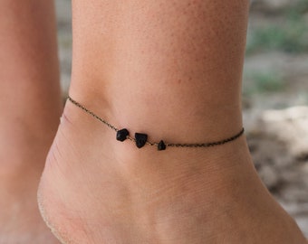 Black onyx beaded anklet. Black onyx anklet. Black rosary anklet. Onyx crystal anklet. Bead anklet. Boho anklet in gold, silver or bronze.