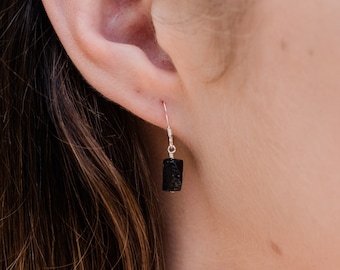 Pendientes colgantes de cristal de turmalina negra en bruto en oro, plata, bronce u oro rosa - Pendientes con piedra de nacimiento de octubre y piedras preciosas en bruto