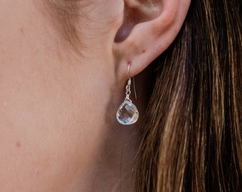 Pendientes de cuarzo cristal. Pendientes sencillos. Pendientes elegantes. Pendientes colgantes delicados. Pendientes delicados. Pendientes delicados. Piedra natal de abril.