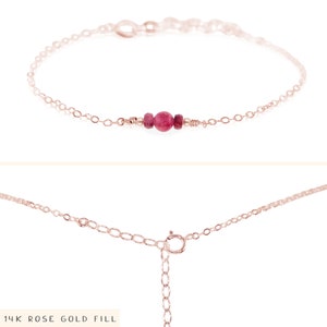Puede incluir: Un delicado brazalete de cadena de oro rosa relleno con una sola cuenta de piedra preciosa rosa. 14K Oro Rosa Relleno.