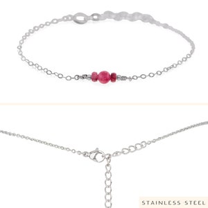 Puede incluir: Un delicado brazalete de cadena plateada con una sola cuenta de piedra preciosa rosa. El brazalete tiene un cierre de langosta.  STAINLESS STEEL est&aacute; impreso en la parte inferior de la imagen.