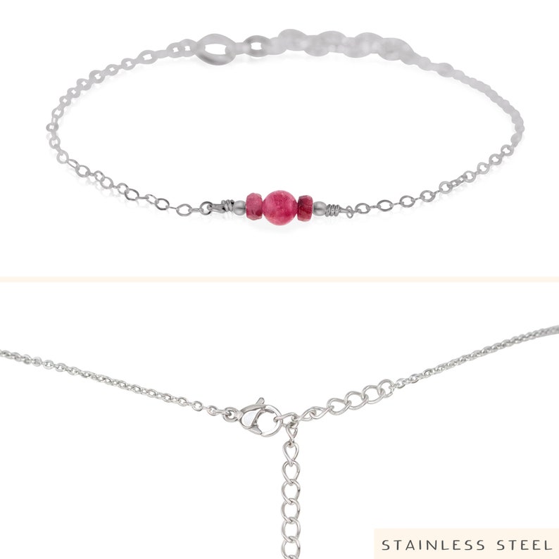 Puede incluir: Un delicado brazalete de cadena plateada con una sola cuenta de piedra preciosa rosa. El brazalete tiene un cierre de langosta.  STAINLESS STEEL est&aacute; impreso en la parte inferior de la imagen.