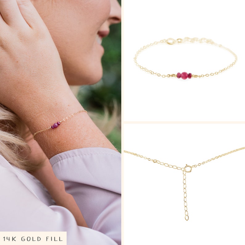 Puede incluir: Un delicado brazalete de cadena dorada con tres peque&ntilde;as piedras preciosas de color rosa oscuro. El brazalete tiene un cierre de langosta. 14K Gold Fill.