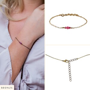Puede incluir: Un delicado brazalete de cadena dorada con una sola piedra preciosa rosa. El brazalete tiene un cierre de langosta.
