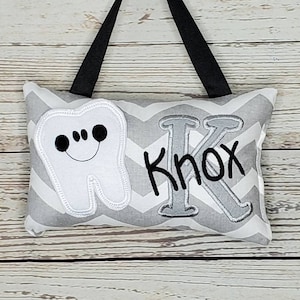 Almohada de hadas dental personalizada, chevron gris y blanco, tabla dental opcional, ,