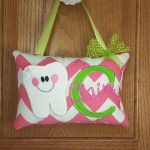 Almohada personalizada del hada de los dientes para niñas con chevron rosa y blanco, tabla de dientes opcional disponible,