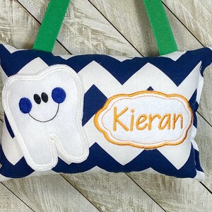 Almohada de hada de dientes personalizada azul marino y chevron blanco, elija su versión, tabla de dientes disponible, ,