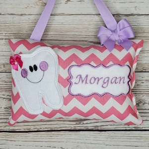 Cojín de hada de los dientes personalizado para niña, cheurón rosa y blanco, elija su versión, tabla de dientes opcional,