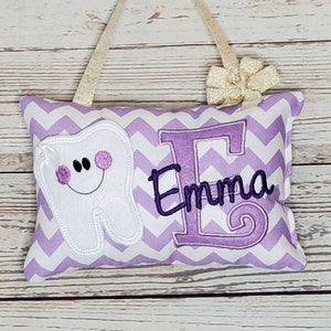 Las niñas personalizaron la almohada del hada de los dientes con patrón de chevron blanco y lavanda, ¡tabla de dientes opcional disponible! ,