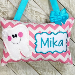 Cojín personalizado del hada de los dientes para niñas con chevron rosa y blanco, tabla de dientes disponible