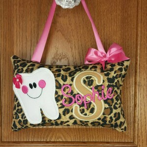 Oreiller personnalisé fée des dents pour fille, motif léopard, choisissez votre version, carte dentaire en option,