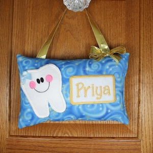 Almohada personalizada del hada de los dientes, azul con estrellas doradas y cinta dorada, tabla de dientes opcional disponible,