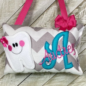 Chevron gris y blanco de almohada de hada de los dientes para niñas personalizada, tabla de dientes opcional disponible,