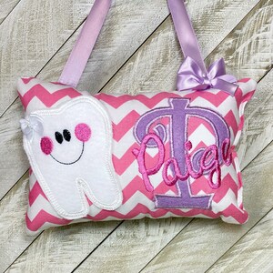 Coussin personnalisé fée des dents pour fille chevron rose et blanc, choisissez votre version, carte dentaire en option,