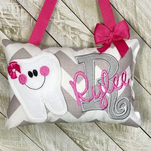 Chevron gris y blanco de almohada de hada de los dientes para niñas personalizada, tabla de dientes opcional,
