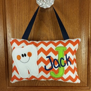 Almohada de hada de los dientes personalizada para niños, galón naranja y blanco, tabla de dientes opcional disponible